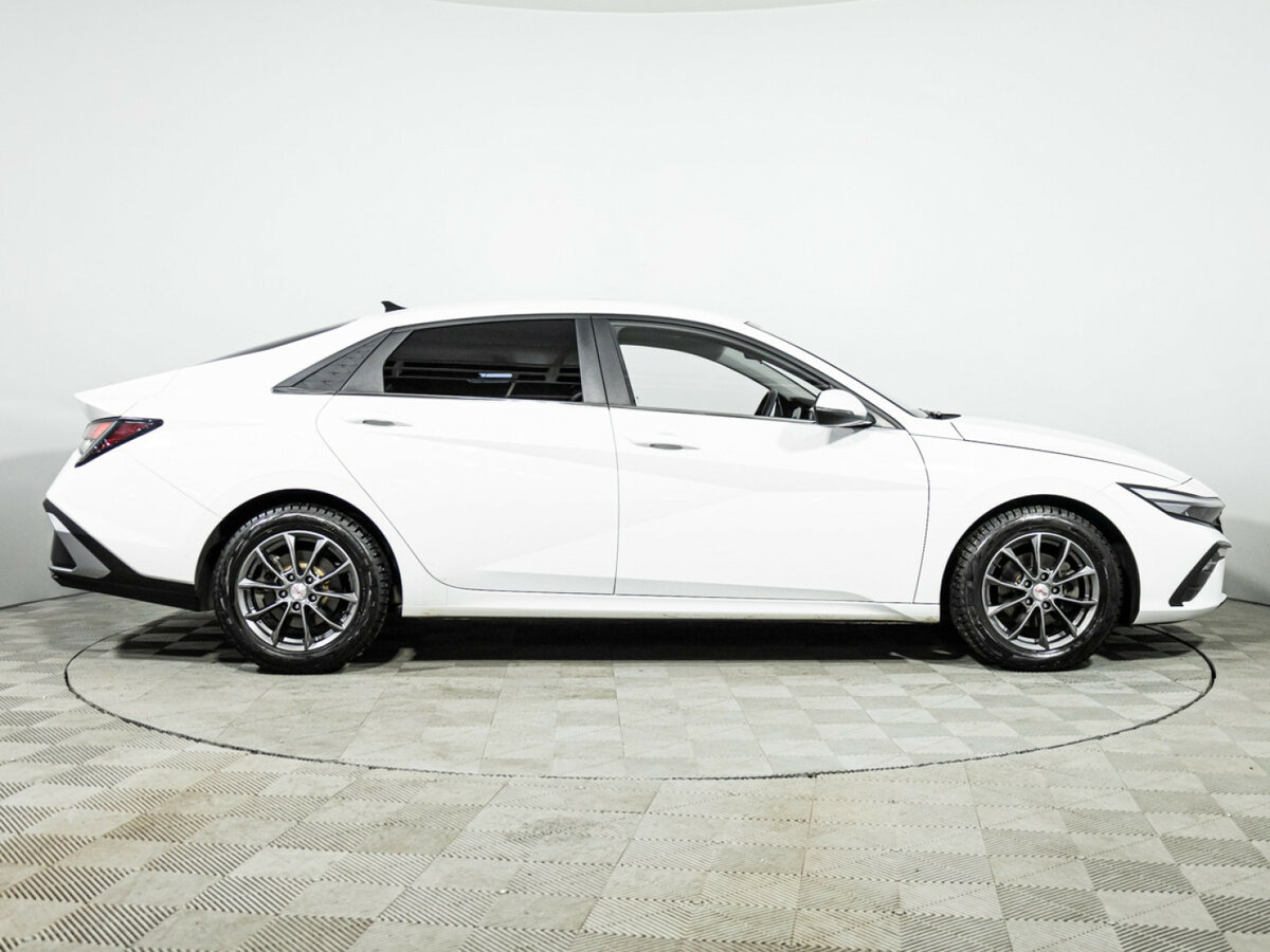 Hyundai Elantra с пробегом — 2023 год. Фото: #3