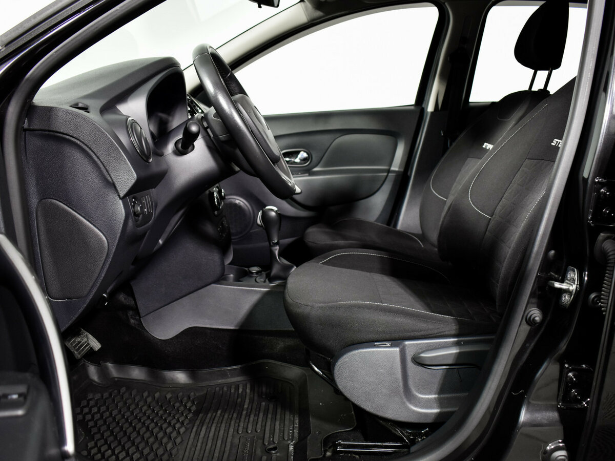 Renault Sandero с пробегом — 2016 год. Фото: #9